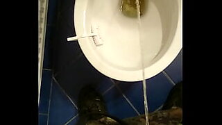 moms pissing toilet