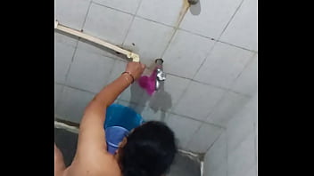 manipuri aunty bathing