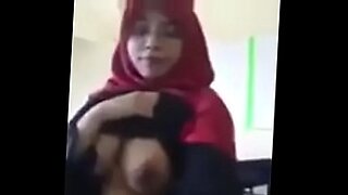 tante asik ngocok memek pake terong ungu sampe klimaks