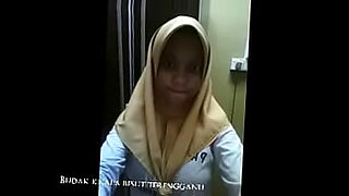 ibu sedang melakukan seks dengan anak boy remaja nya yang sedang nyenyak tidur