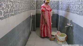 moti hips punjabi girl bathroom