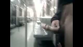 agarrando nalgas en el metro