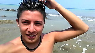 gays pillados en la playa