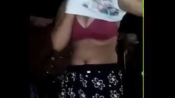 a girl wear bra on big boobs